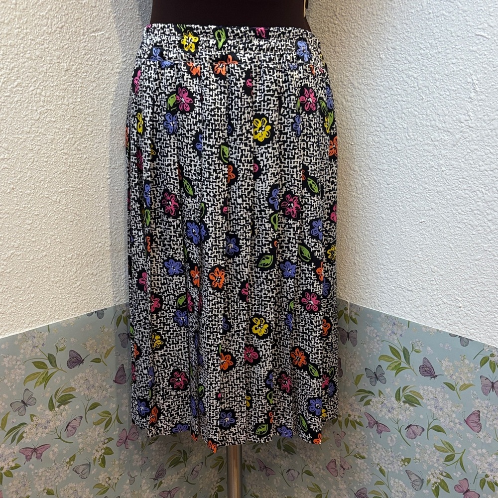 Vintage 1980’s elegant abstract white and black multicolor floral skirt. Size L.